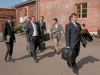 Руководители "Народного собора" инспектируют выставки на "Винзаводе"